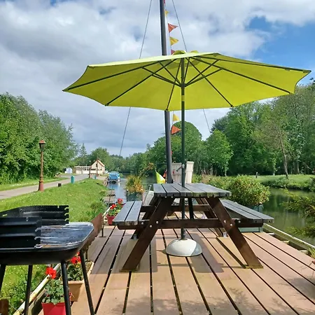 Bateau-hôtel Sur La Somme A Bord De La Peniche Arche De Noe
