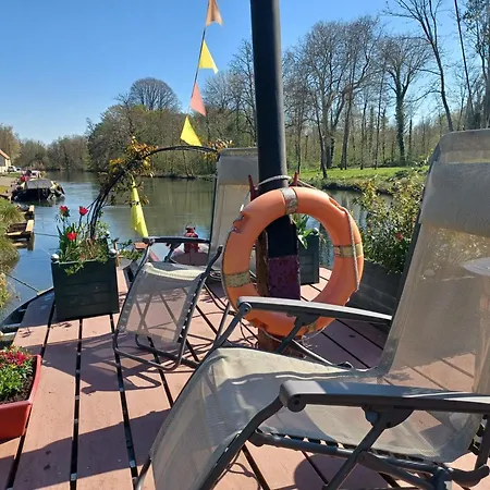 Sur La Somme A Bord De La Peniche Arche De Noe Botel