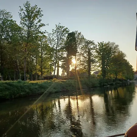 Botel Sur La Somme A Bord De La Peniche Arche De Noe Pont-Remy