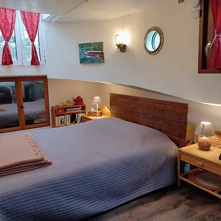 Sur La Somme à Bord De La Péniche Arche De Noé *