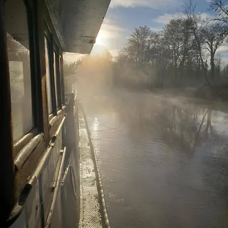 Sur La Somme à Bord De La Péniche Arche De Noé *