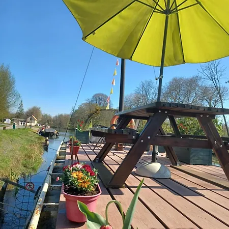 Sur La Somme A Bord De La Peniche Arche De Noe Botel